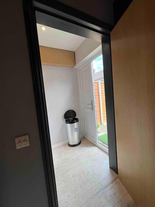 Newly Built Large Garden Ensuite Guest Studio Borehamwood Kültér fotó