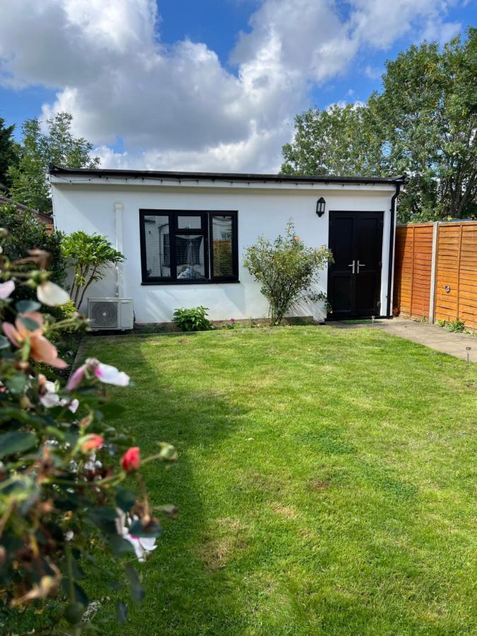 Newly Built Large Garden Ensuite Guest Studio Borehamwood Kültér fotó